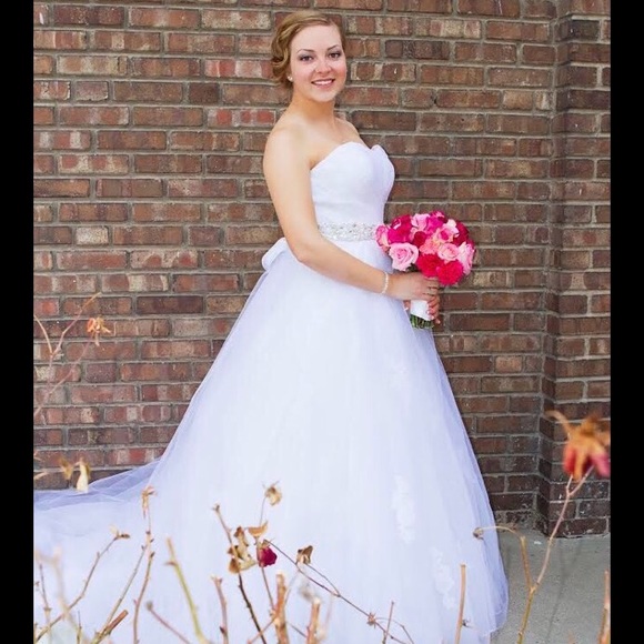 Wedding Dress - Picture 1 of 8